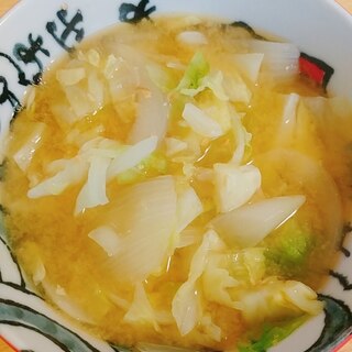 だし香る☆春キャベツと新玉ねぎのお味噌汁